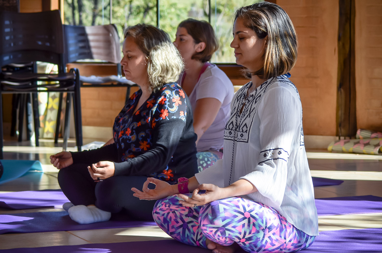 Mulheres em meditação durante uma vivência no Templo da Centelha Divina, na Chapada dos Veadeiros