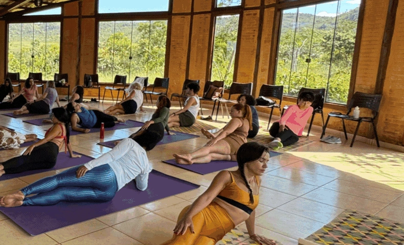Mulheres em prática corporal no salão do Templo da Centelha Divina